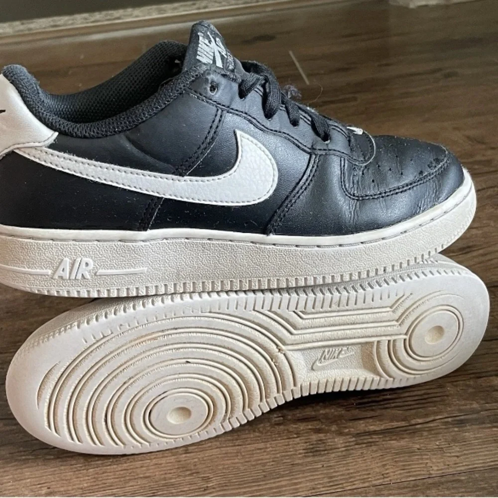 Nike Black and White Sneakers 5Y